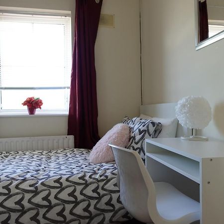 Females Only - Private Bedrooms In Dublin Лукан Экстерьер фото