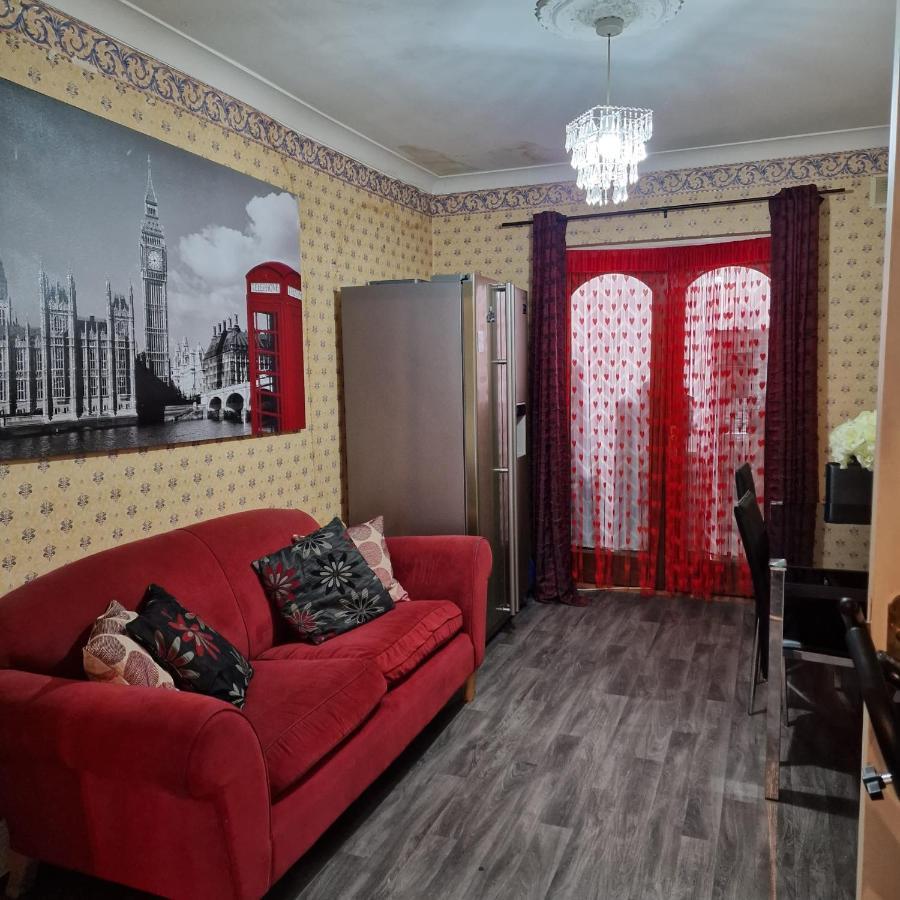 Females Only - Private Bedrooms In Dublin Лукан Экстерьер фото