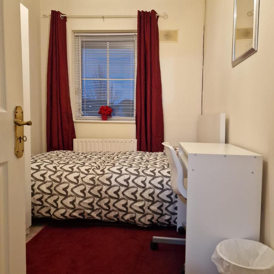 Females Only - Private Bedrooms In Dublin Лукан Экстерьер фото