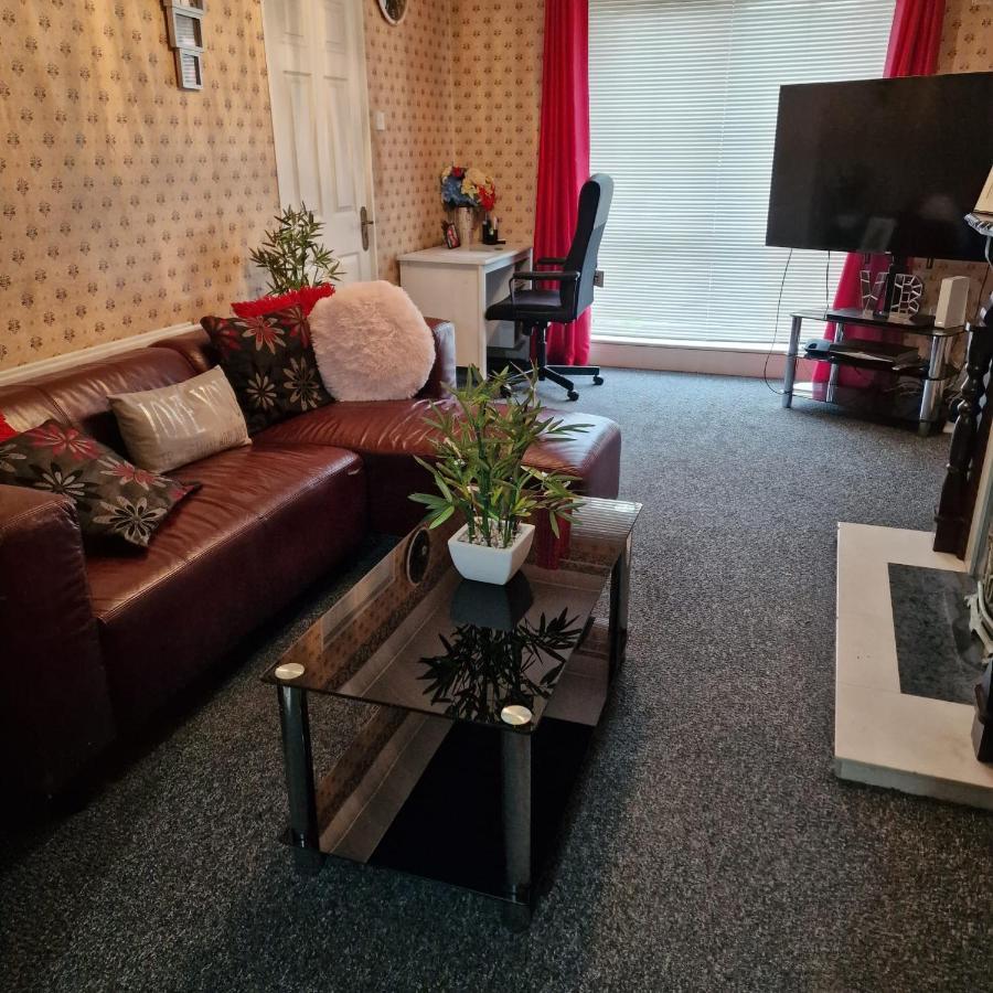 Females Only - Private Bedrooms In Dublin Лукан Экстерьер фото