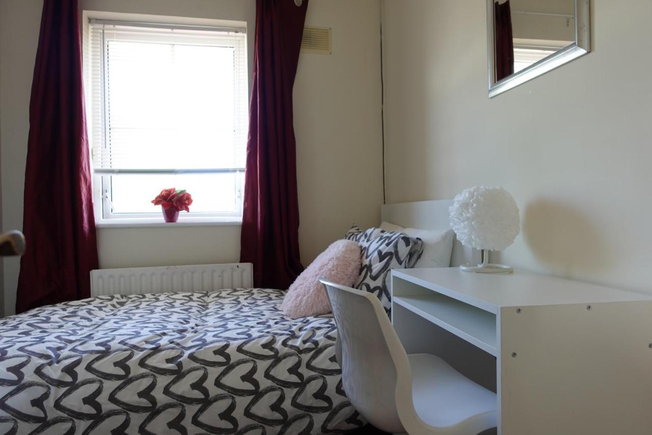 Females Only - Private Bedrooms In Dublin Лукан Экстерьер фото