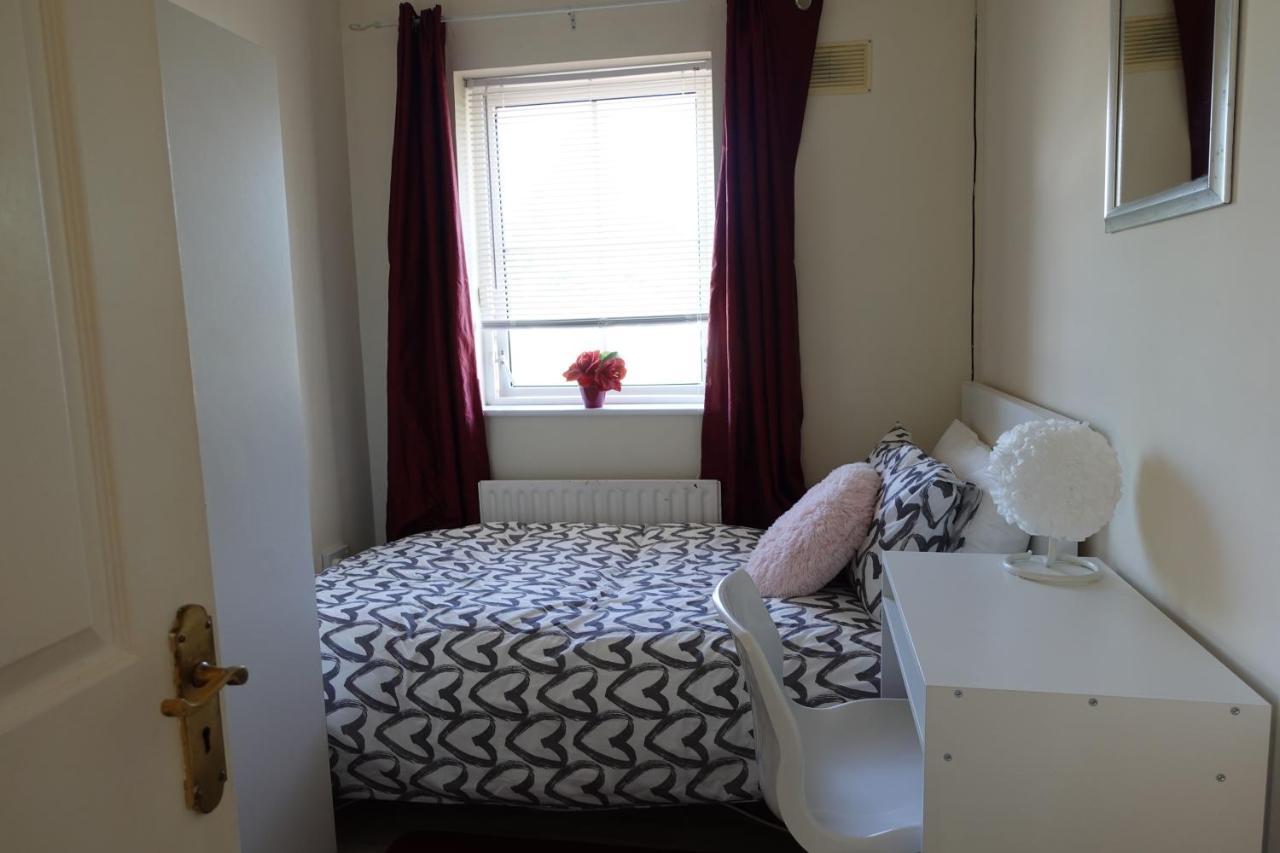 Females Only - Private Bedrooms In Dublin Лукан Экстерьер фото