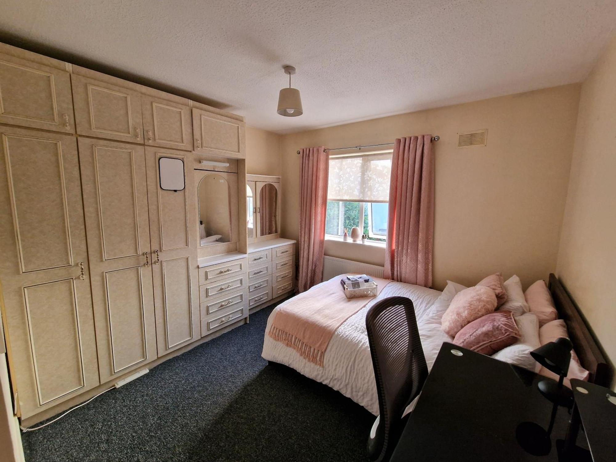 Females Only - Private Bedrooms In Dublin Лукан Экстерьер фото